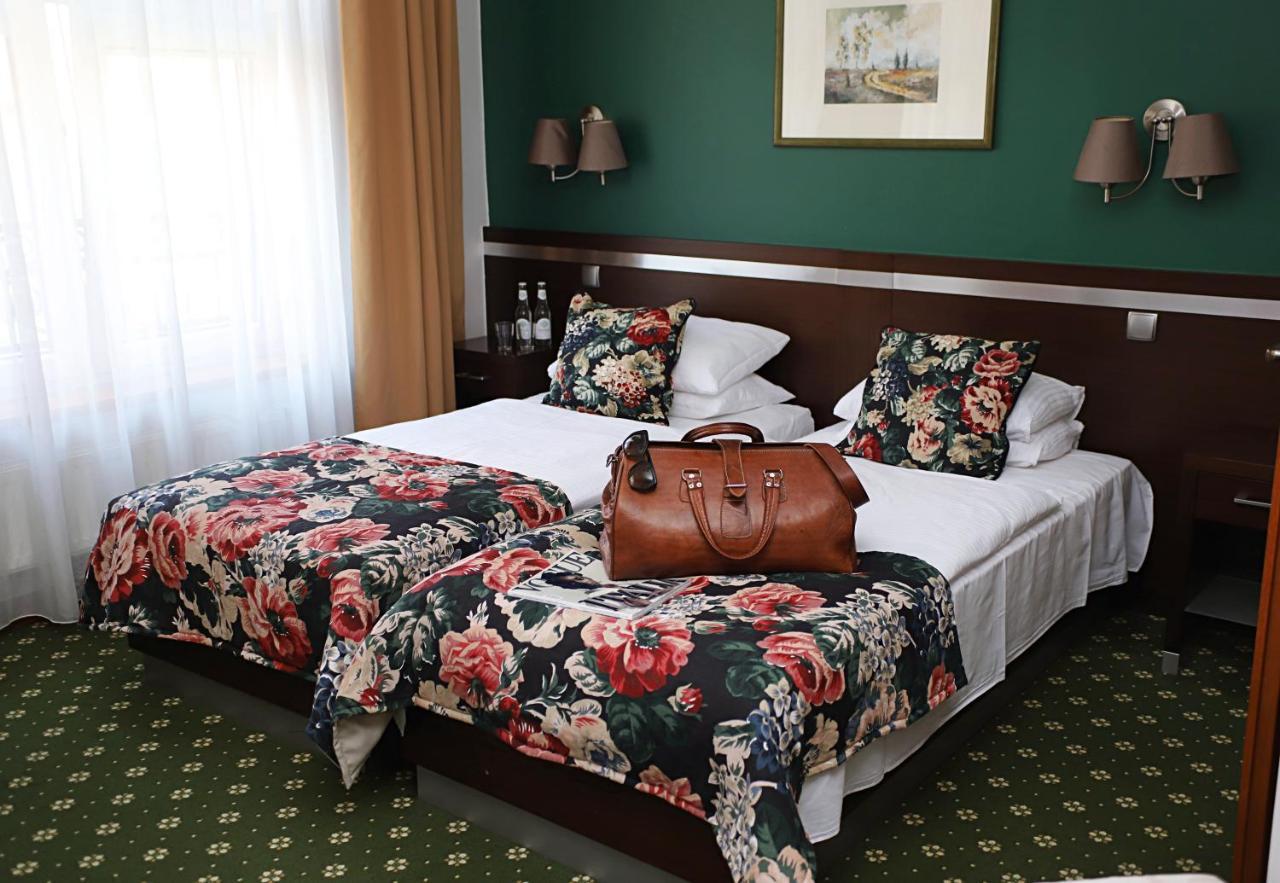 Hotel I Restauracja "Pod Orlem" Картузы Экстерьер фото