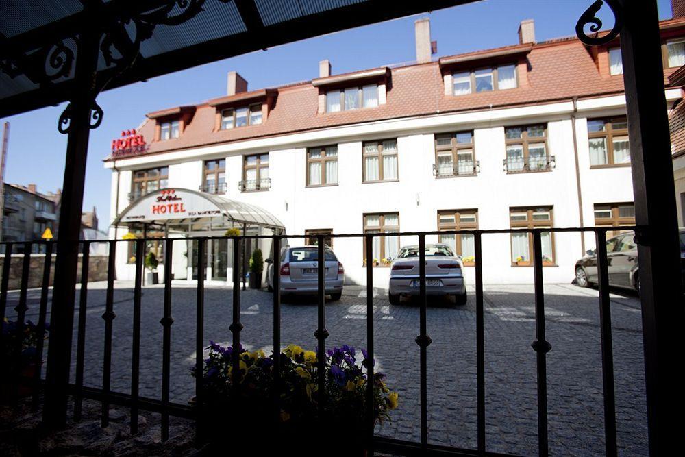 Hotel I Restauracja "Pod Orlem" Картузы Экстерьер фото