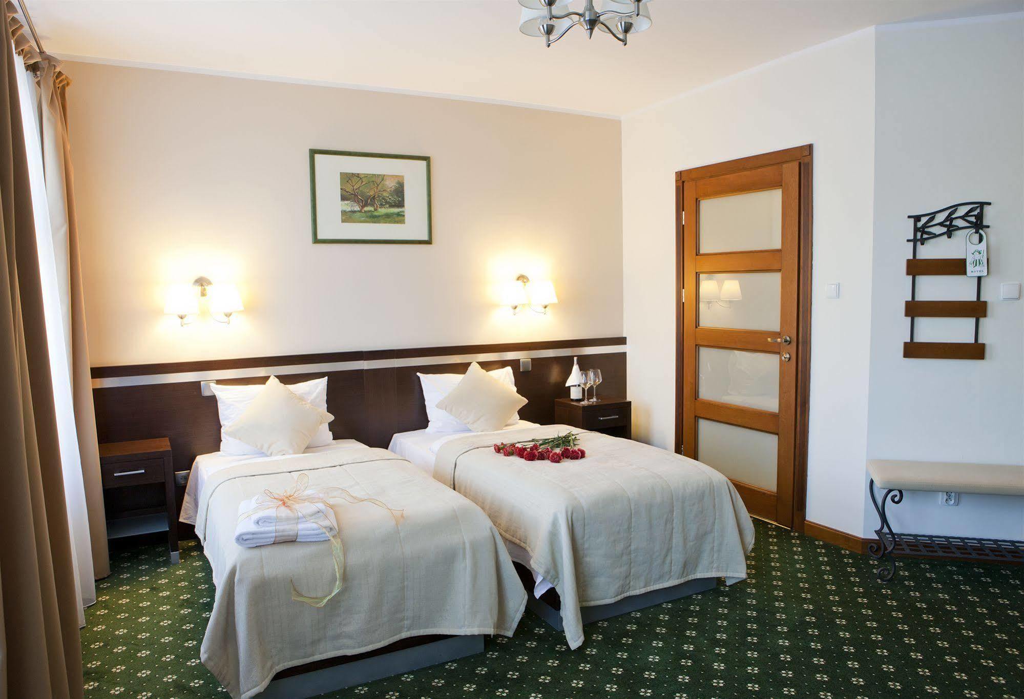 Hotel I Restauracja "Pod Orlem" Картузы Экстерьер фото