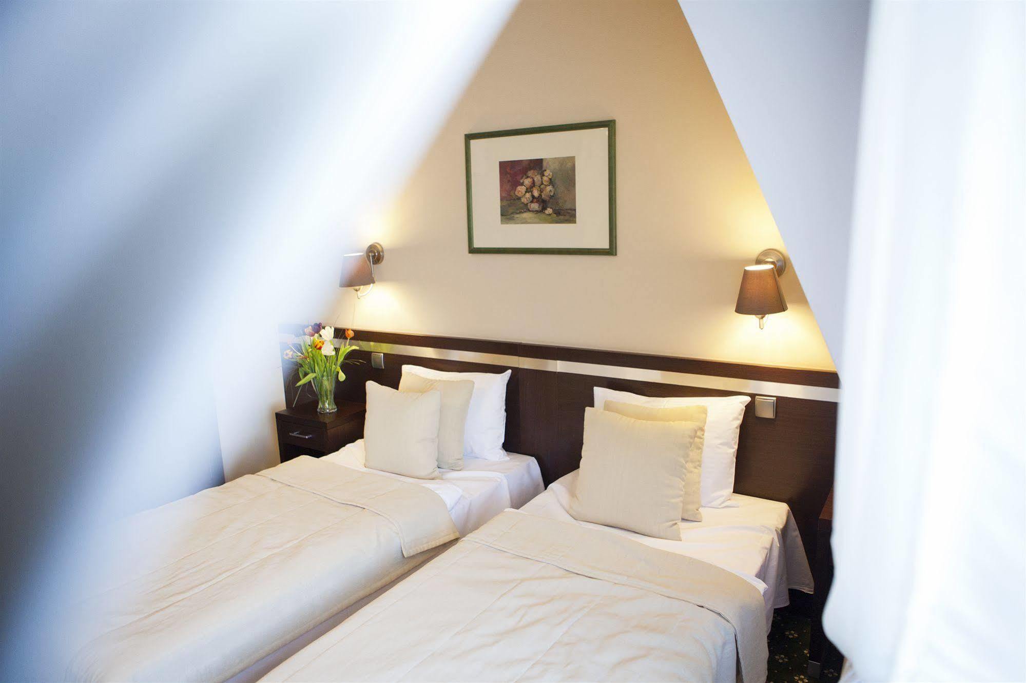 Hotel I Restauracja "Pod Orlem" Картузы Экстерьер фото